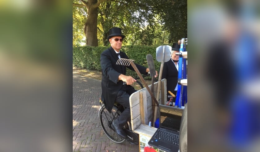 Ludieke actie ter promotie van BachHulp: Johan met hoge hoed. Foto's: Ina Stoel