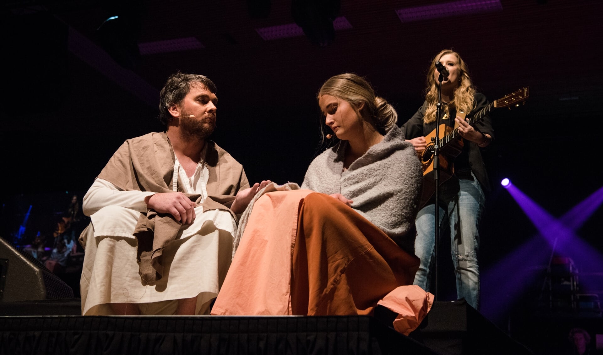 Een scène met Jop Geven als Jezus en Babette Zwetsloot als Maria Magdalena. Op de achtergrond zangeres Laura van Kaam.
