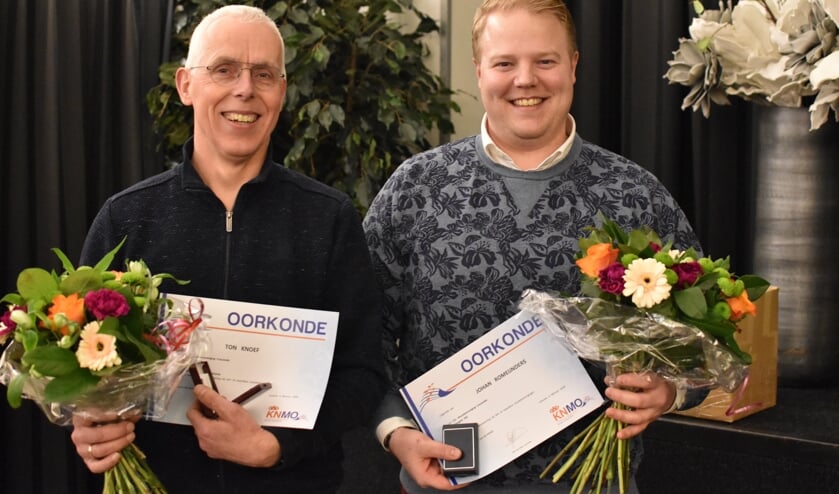 Jubilarissen van Crescendo Hengelo Ton Knoef (l.) en Johan Romeijnders. Foto: Sybren Knoef