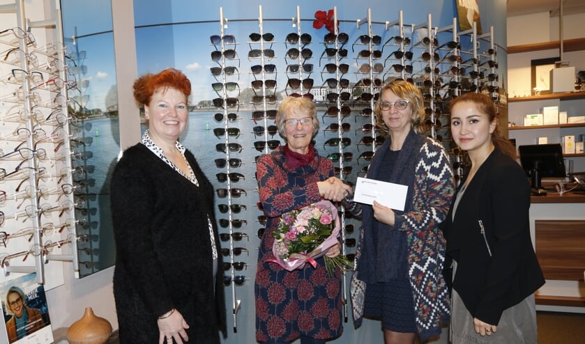 Nancy (l.) van weekblad Contact, prijswinnares Nicoline en Christel en Marsal van de Brilshop. Foto: Gerhard Weevers