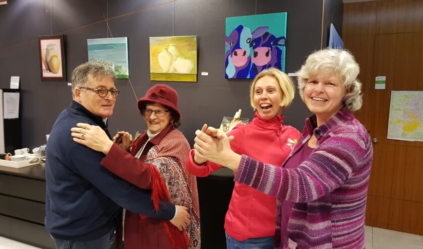 Vlnr: Harrie Garritsen, Hannie Roerdink, Monique Wieskamp en Claudia Bosscher verrichten alvast de openingsdans! Foto: Han van de Laar
