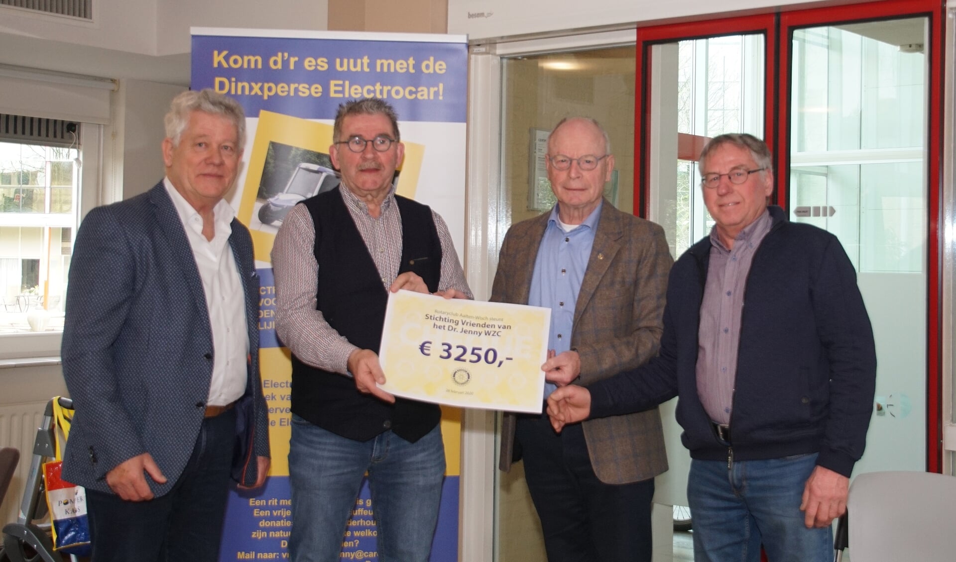 Van links af Rik Niemeijer (Rotary, stichting Naoberschap'), Dick Hengeveld (Vrienden Dr. Jenny), Harro Brinkmann (Rotary) en Hans Bulsink (Vrienden Dr. Jenny). 