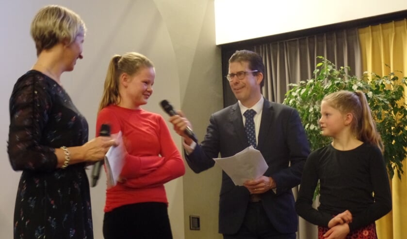 Roos en Jet Grooters uit Noordijk werden vorig jaar eerste in de competitie beachvolleybal van Nederland voor meiden onder 13 jaar. Hierdoor plaatsten ze zich voor het NGJK beachvolleybal in Scheveningen waar ze derde werden. Ze werden door burgemeester Joost van Oostrum en Loes Gunnewijk tijdens de huldiging geïnterviewd. Foto: Jan Hendriksen.