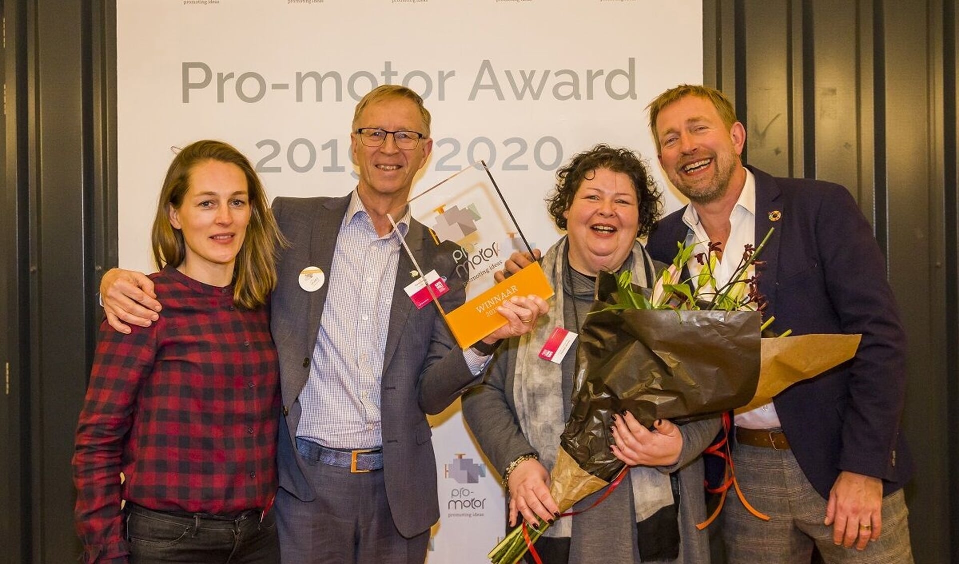Florianne van Hasselt en Martin Snijder (Cleantech Center), Hanneke Siebelink (River Fashion) en Harm Edens (presentator Pro-motor Award). Foto: Giel Dalessi