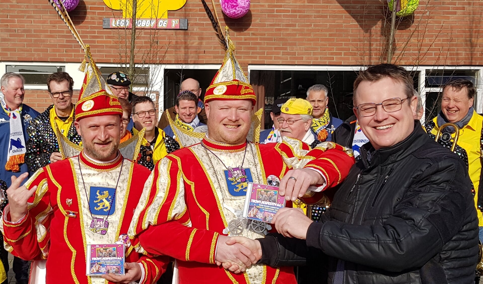 Prins Edwin en Adjudant Robby (links) krijgen uit handen van Klone's buurman en organisator Tröntjesfestival, Christof Elsinghorst, de Tröntjescd uitgereikt.