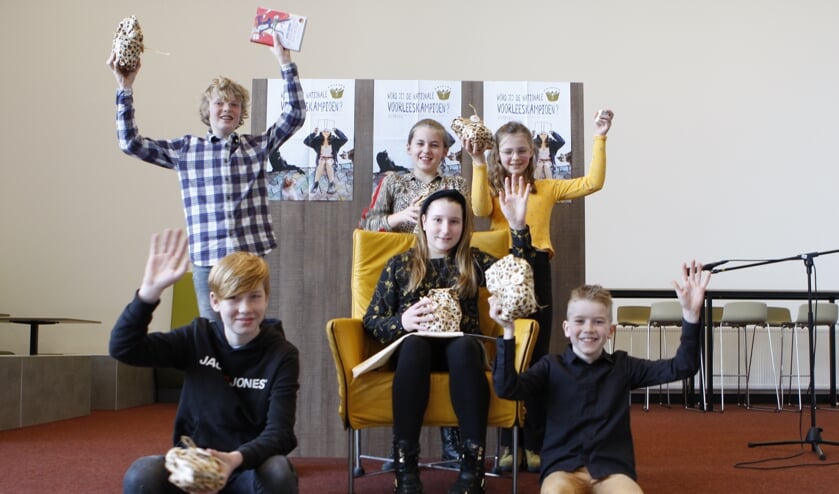 Staand vlnr: Daan Molendijk, Faye Meuleman, Siena Kleverwal. Winnares Lienke Idink in de stoel. Zittend: Storm Moltzer (links) en Jochem Wielens.