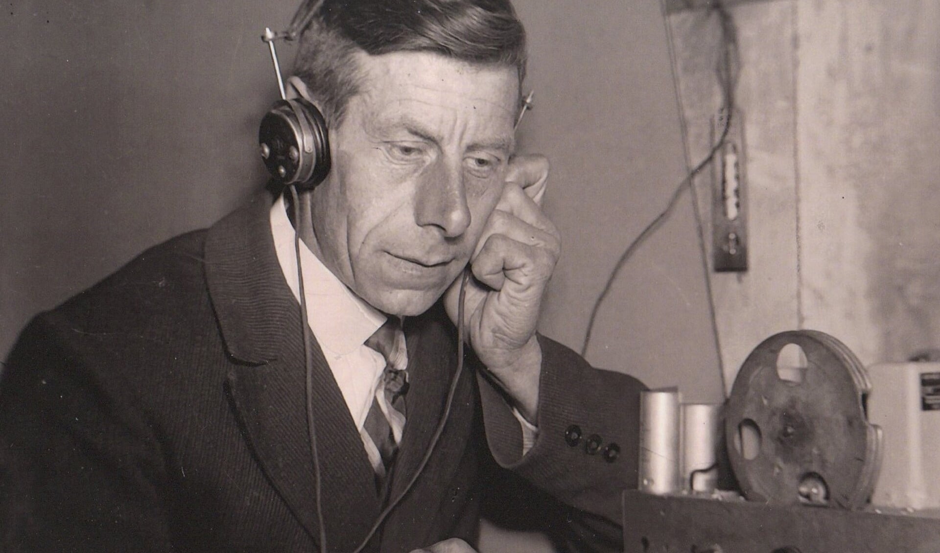 In de gemeente Lichtenvoorde waren radio's al in juli 1941 in beslag genomen. Er kon alleen nog stiekem naar Radio Oranje geluisterd worden. Op de foto Wim Wissink.