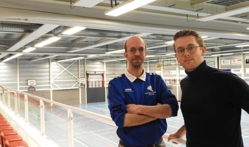 Organisatoren Erwin Ruesink links en Mark ten Pas in de Sport- en turnhal waar het toernooi plaatsvindt. Foto: PR