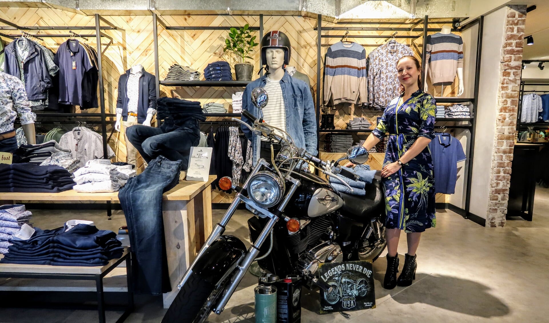 Onderneemster Jessi Frederiks in haar vernieuwde kledingzaak: ‘De winkel is nu echt van deze tijd.’ Foto: Luuk Stam