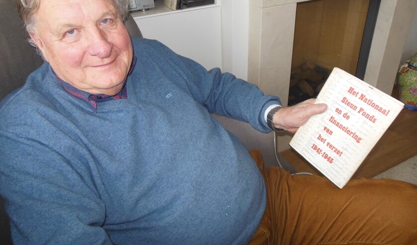 Pieter Arkesteijn met een uit 1960 daterend boekje waarin onder meer de heldendaden van Walraven van Hall zijn beschreven. "Deze man verdient ook in Zutphen erkenning." Foto: Eric Klop