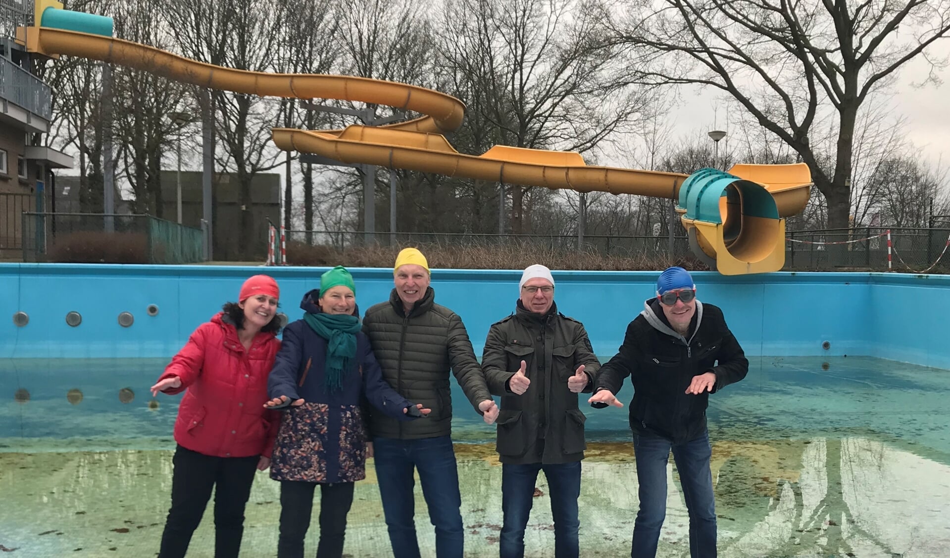 Annette Kok (Stichting Zwembad het Elderink) en Jolanda Wissels, Jan Plekkenpol, Gerbert Vossers en Alex Hendriks (Stichting Triatlon Hengelo Gld.). Foto: Ellen Somsen