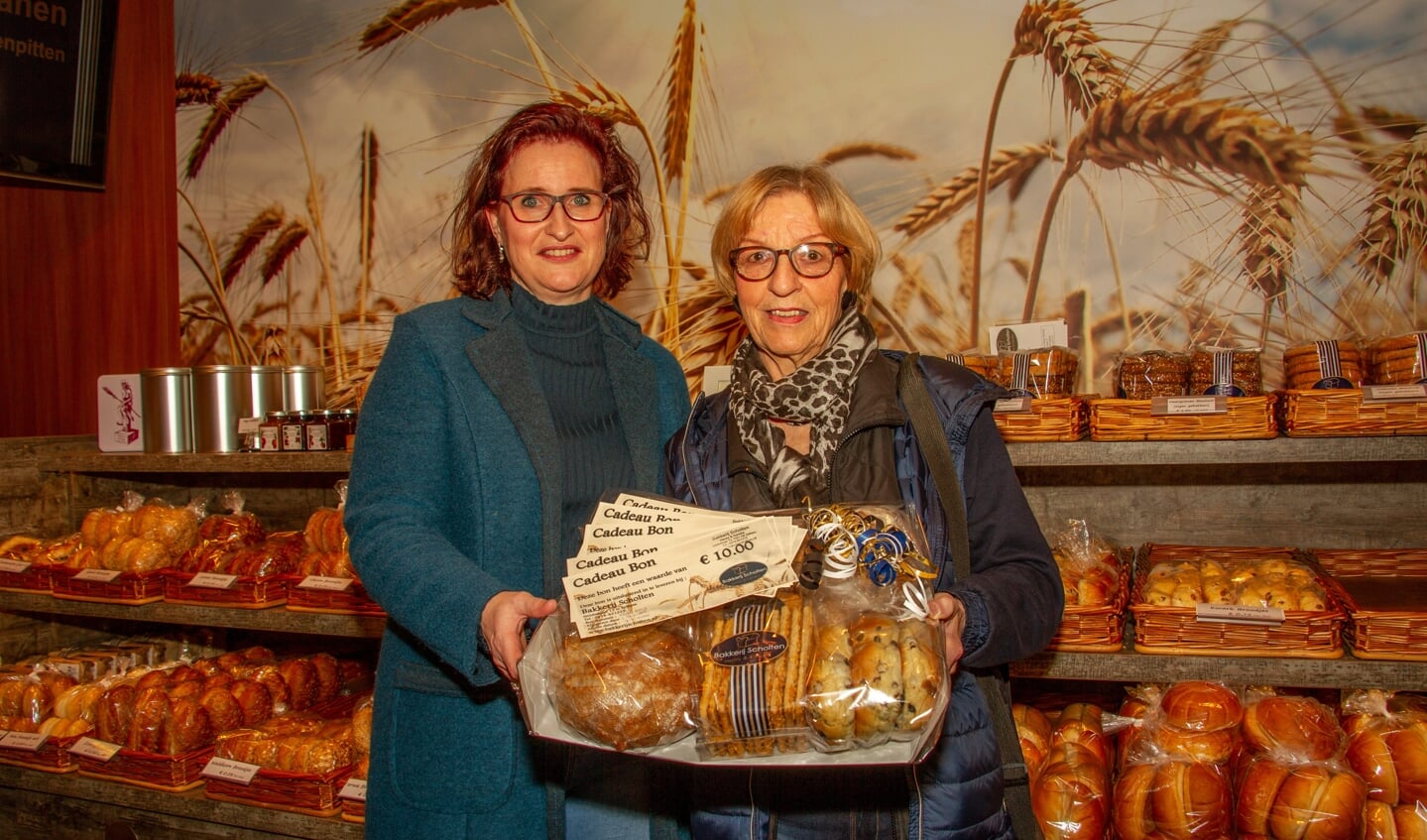 Sandra Scholten van Bakkerij Scholten in Zelhem en mevrouw Henny van Aken uit Hengelo. Foto: Liesbeth Spaansen
