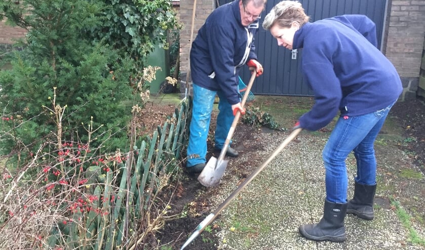 Flexvrijwilligers Present klaren een tuinklus. aFoto: Present Bronckhorst