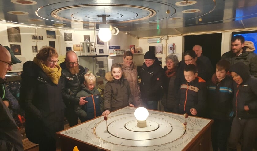 Volle aandacht voor het tafelplanetarium. Foto: Achterhoeks Planetarium