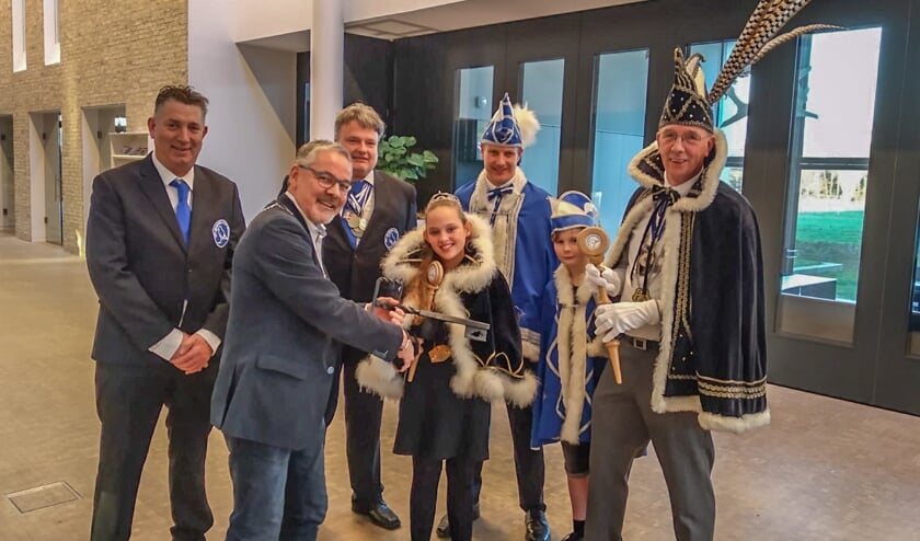 Prins Roy de 1e en jeugdprinses Romy van CV De Blauwe Snep kregen de sleutel van Sneppendorp van locoburgemeester Blaauw. Foto: PR