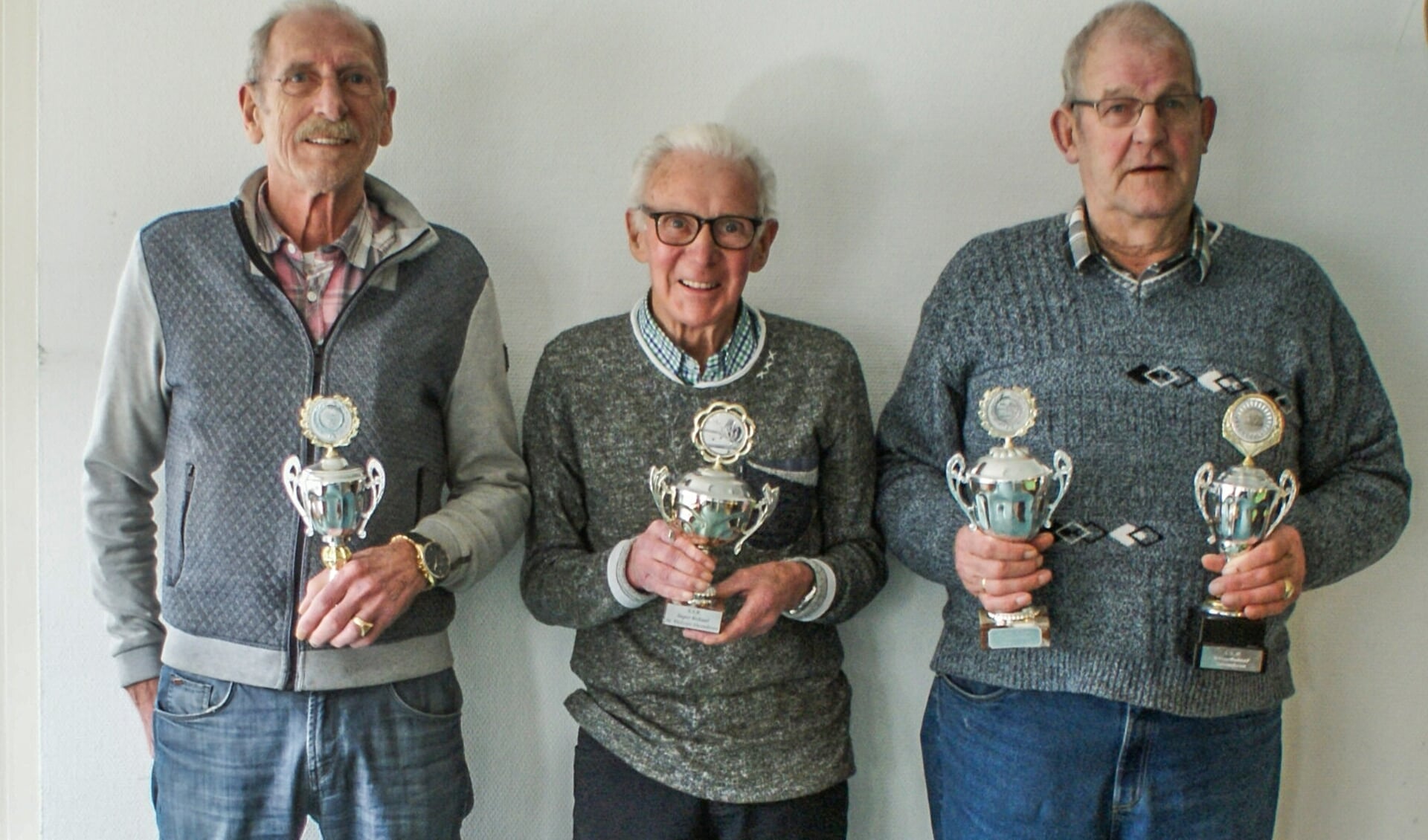 Bekerwinnaars Jos van Leussen, Harry Dieks en Jan Godschalk (v.l.n.r.). Foto: Jan Oostland