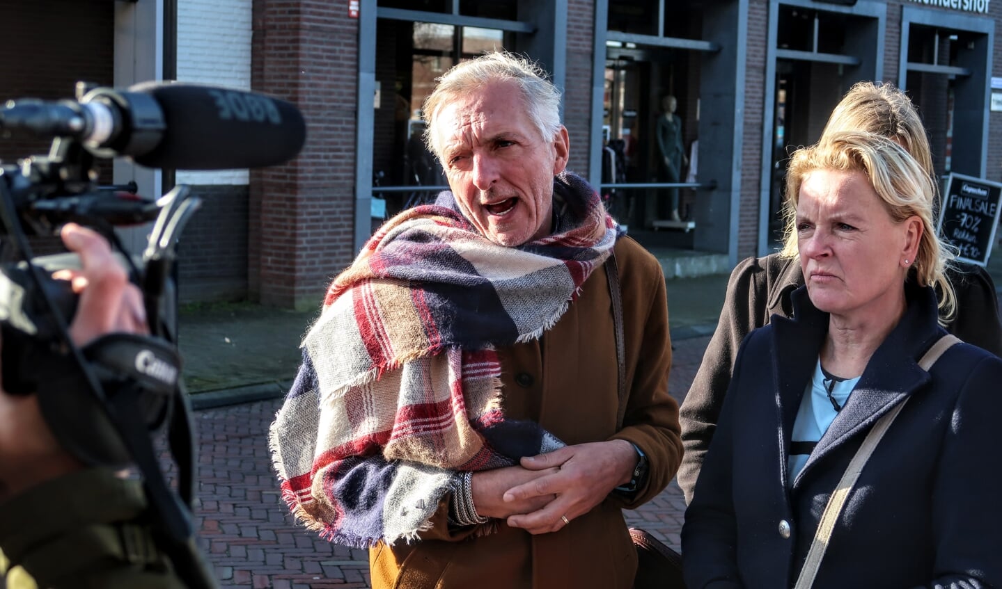 Martien en Erica Meiland wandelden dinsdagmiddag een ronde door het dorpscentrum van Hengelo, met cameraploeg van hun eigen televisieserie. Foto: Luuk Stam  