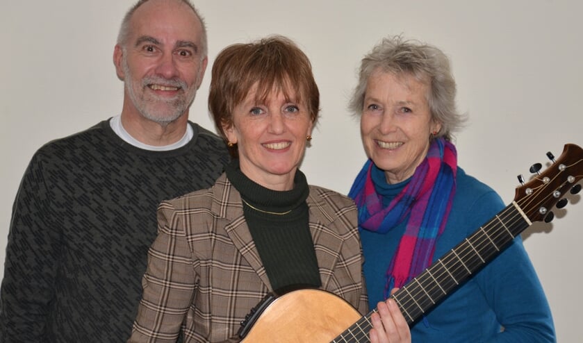 Dichter Dirk Engelage, gitariste en zangeres Jacqueline Snel en beeldend kunstenaar Miriam van der Linden geven drie keer een 3D-concert. Foto: PR