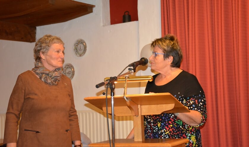 Jubilaris Martje Eggens (l.) en voorzitter van Vrouwen van Nu, Wilma Aalderink. Foto: Diny Oosterlaken