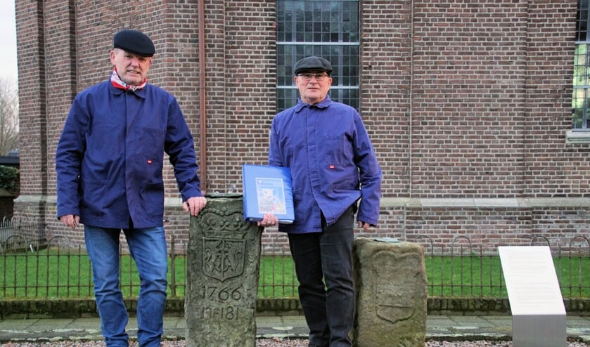 'Smokkelaars' Theo Janssen en Bennie Bruggink, bij een grenssteen bij de Skt. Michaëlskirche. Foto: Frank Vinkenvleugel