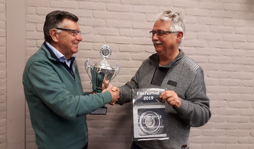 Voorzitter feliciteert Ko van Raamsdonk. Foto: Ymte Groeneveld