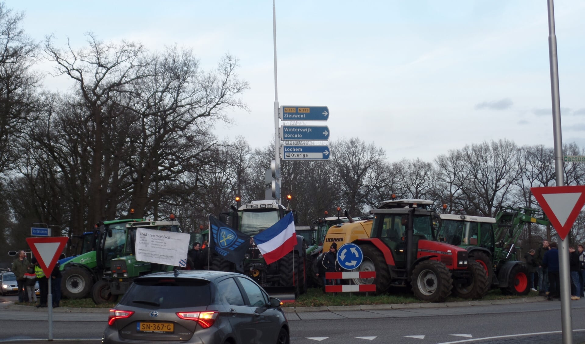Bijna dertig tractoren werden ingezet tijdens de 'trekkeractie' nabij Kasteel Huize Ruurlo. Foto: Jan Hendriksen
