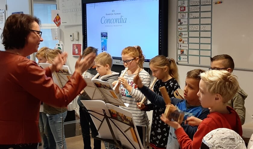 Leerlingen spelen het van Mariëlle Melgers geleerde liedje op de blokfluit. Foto: I. Geurds