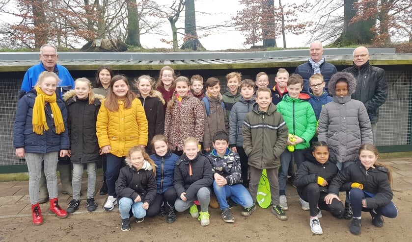 Leerlingen van groep 7 van de Willibrordusschool voor de opgeknapte volières op de Halve Maan. Links Bennie Klein Tank en uiterst rechts vrijwilliger Guus Bleumink met naast hem meester Rob Temminghoff.