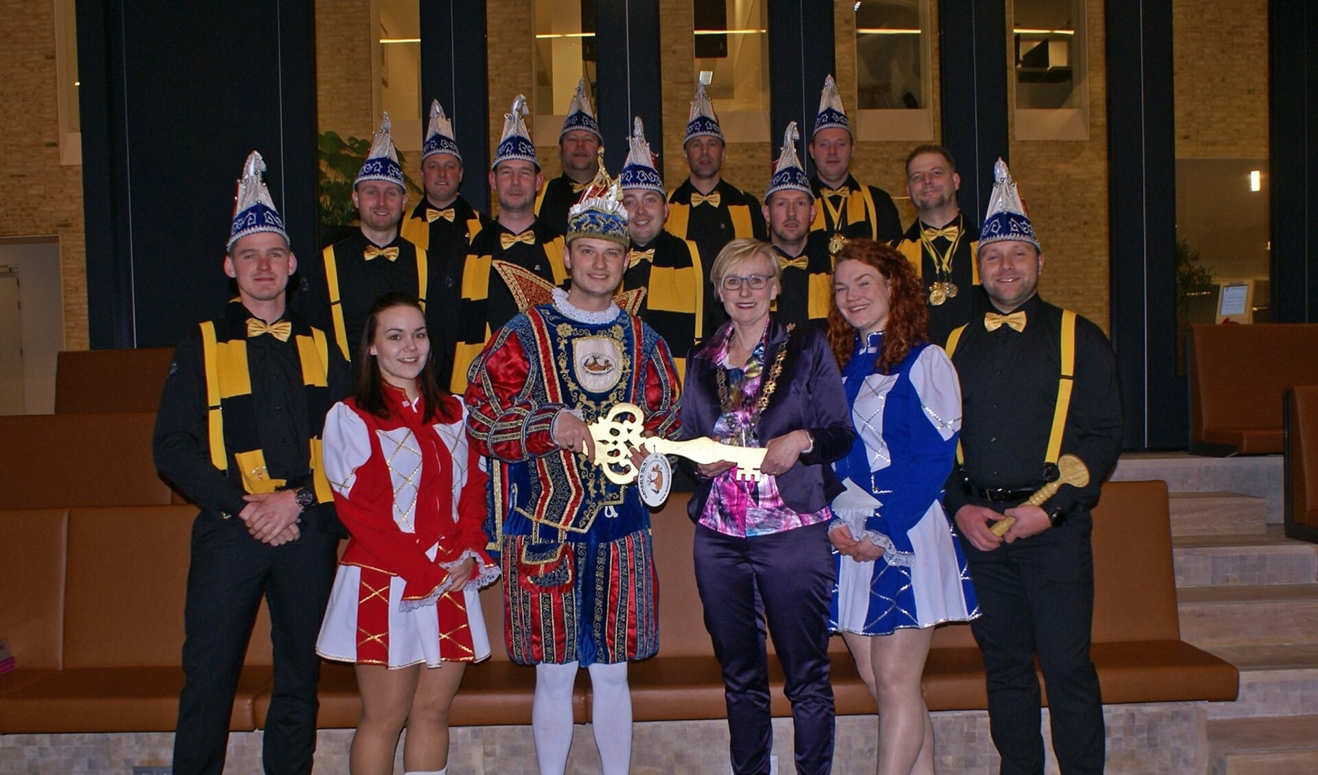 Prins Mark de Eerste, zijn Raad van Elf en dansmariekes van de Peardeknuppels tijdens sleuteloverdracht met burgemeester Besselink. Foto: Marjon Harmsen