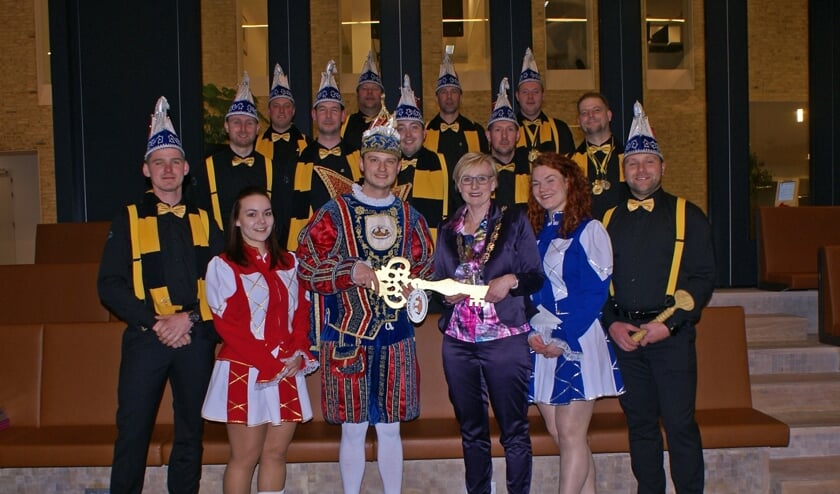 Prins Mark de Eerste, zijn Raad van Elf en dansmariekes van de Peardeknuppels tijdens sleuteloverdracht met burgemeester Besselink. Foto: Marjon Harmsen