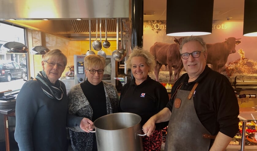 Gerrie Visschers en Dirkje Hogevonder van Tafeltje Dekje Ruurlo samen met Rolande en Wiljo Kuenen (v.l.n.r.) van Keurslager Kuenen die de maaltijden voor Tafeltje Dekje gaan verzorgen. Foto: PR