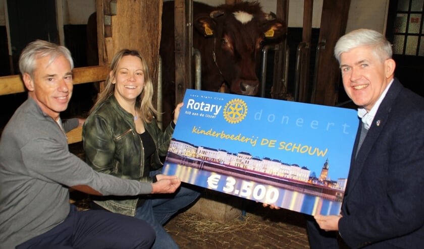 Brian MacDonald (rechts), voorzitter van Rotary Rio aan de IJssel overhandigt de cheque aan het bestuur van de kinderboerderij, Hanna Beuling (voorzitter) en Hans Fritsche (sponsoring). Foto: Gerard Kiezebrink