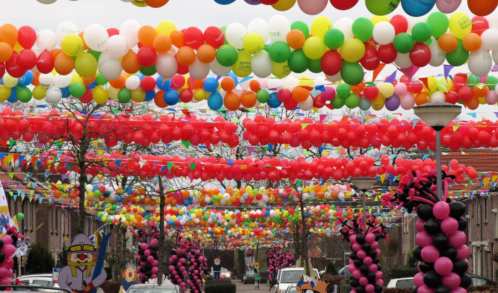 Ballonnen overheersen in de versierde Grolse Beatrixstraat tijdens het carnavalsfestijn 2016. 