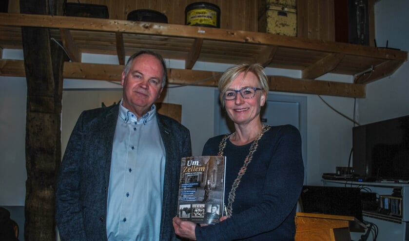 Burgemeester Besselink ontvangt de eerste 'Um Zellem' van voorzitter Schultheiss. Foto: Margreet Nusselder