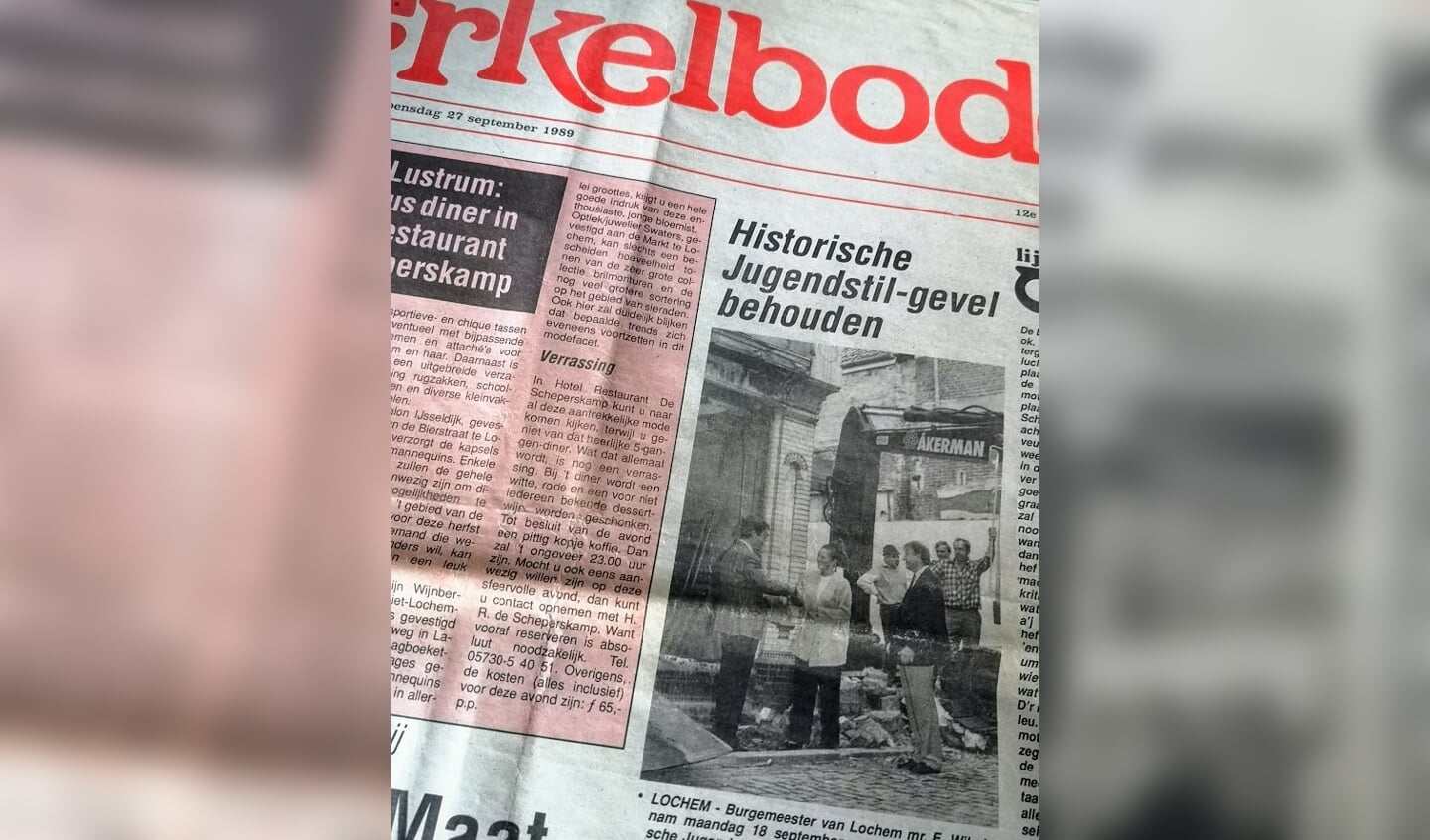 Een voorpagina van de Berkelbode uit 1990 met een foto van de symbolische overdracht van de winkelpui aan de burgemeester