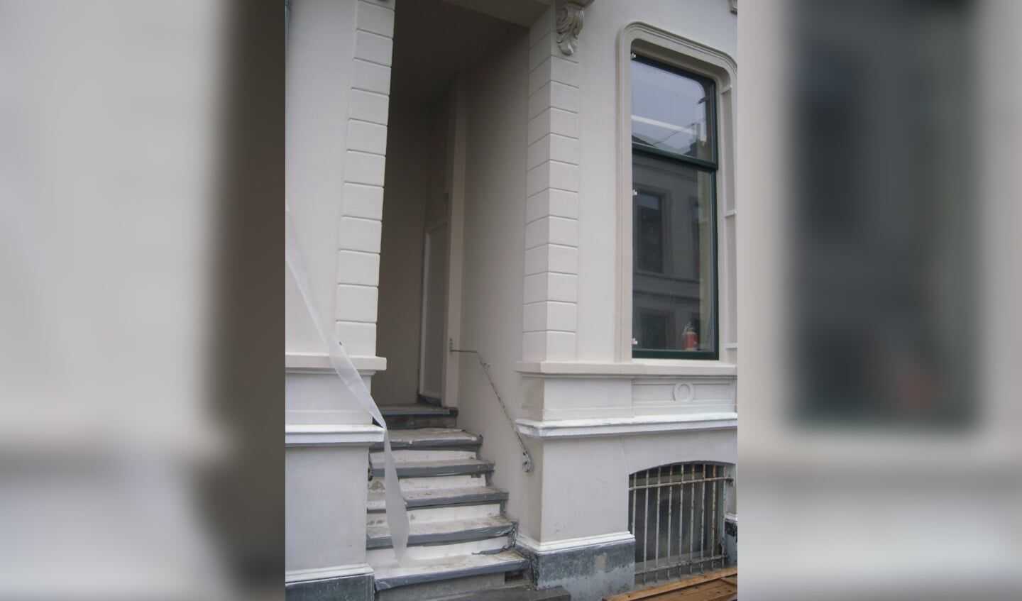 Het trapje naar diens toenmalige woning op de hoek IJsselkade/Marspoortstraat en zoals dat na de huidige renovatie behouden blijft. Foto: PR