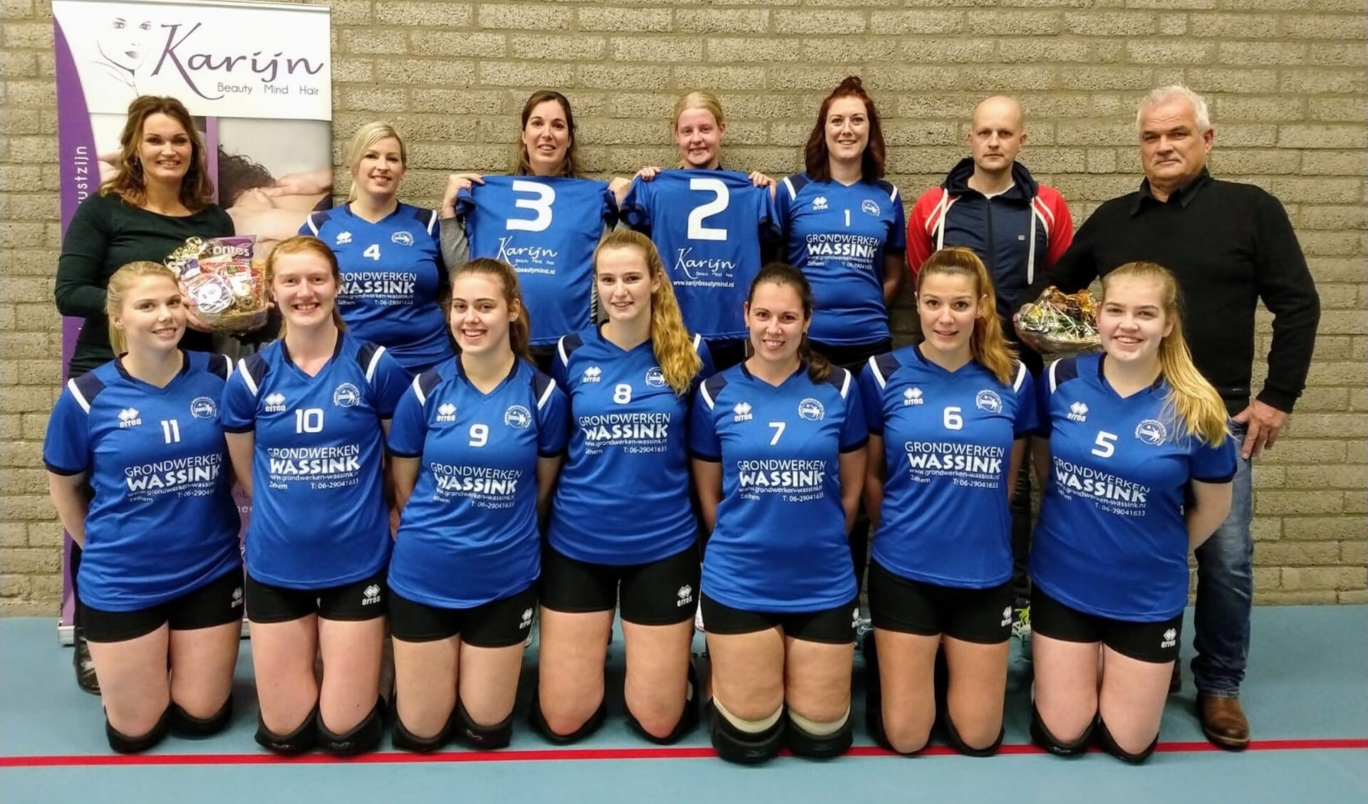 Sparta Zelhem Dames 1 met hun sponsoren. Foto: Marleen Groot Severt