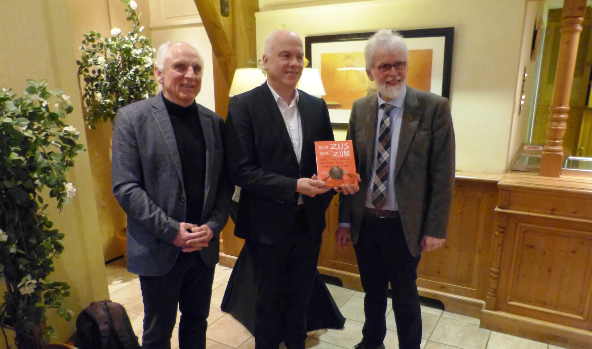 Hans de Beukelaer (Fagus), Albert Hilvers en Gerhard ter Maat bij de boekenpresentatie. Foto: Bernhard Harfsterkamp