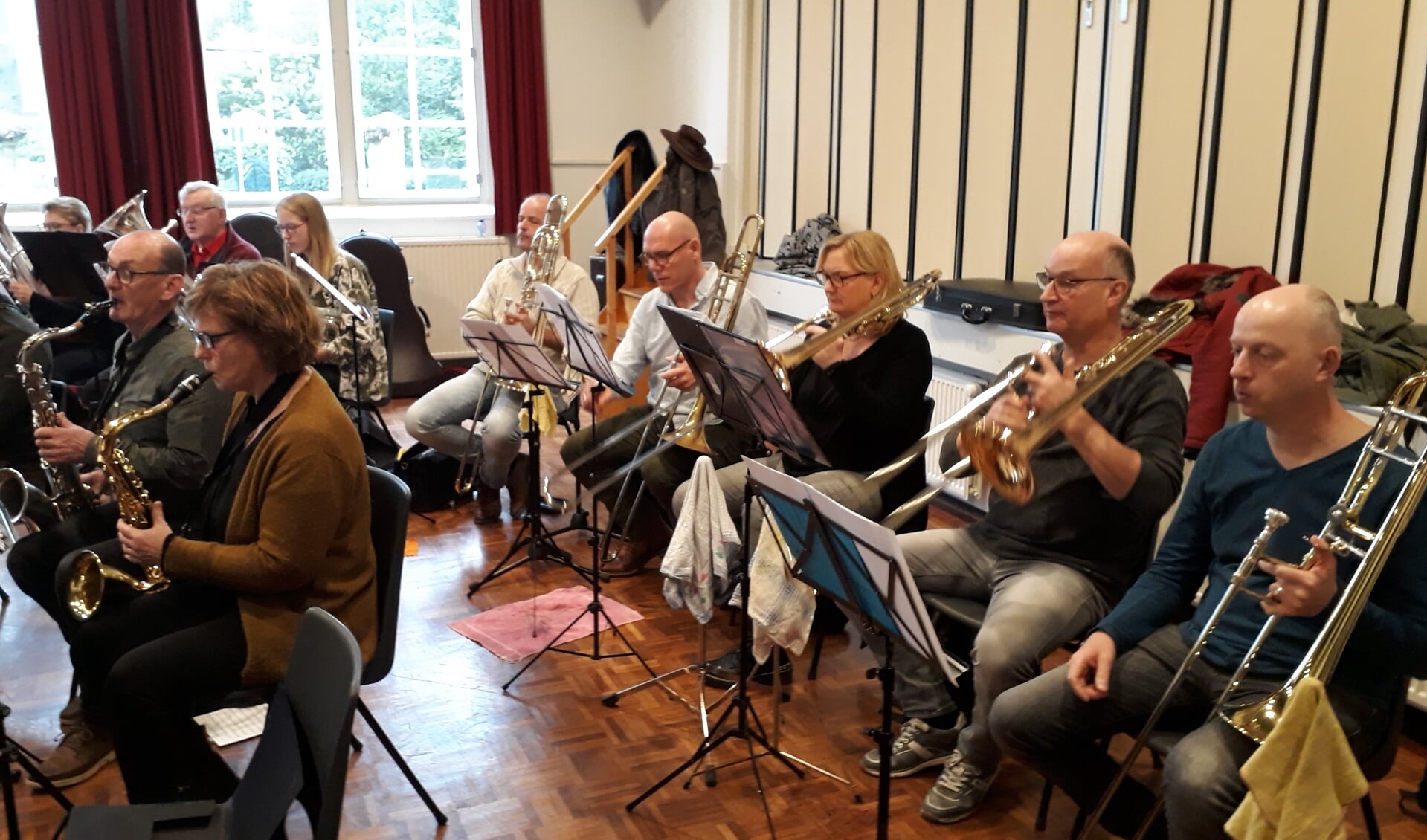 Muzikanten uit heel Oost Gelre kwamen in Den Diek bijeen om te repeteren voor 'Spiegelingen'.