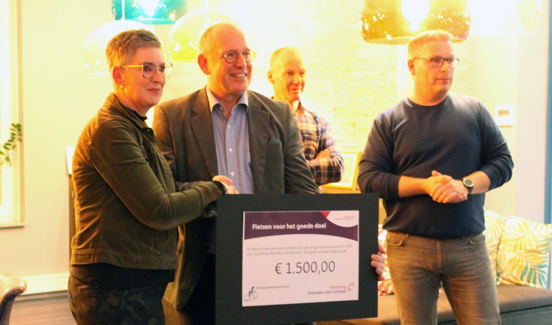 Met blijdschap wordt de cheque in ontvangst genomen. Foto: Kristel te Bokkel