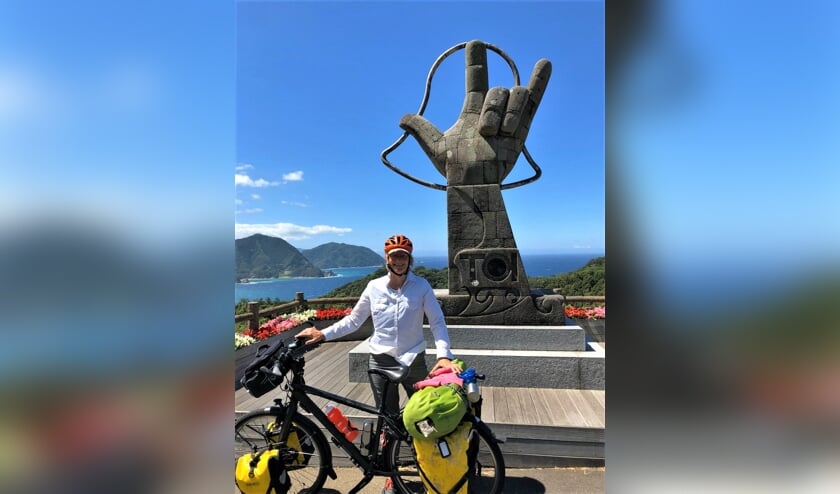 Gerda Marsman tijdens een van haar vele fietstochten in verre landen. Hier is ze op het eiland Hondsu, Japan. Foto: eigen foto