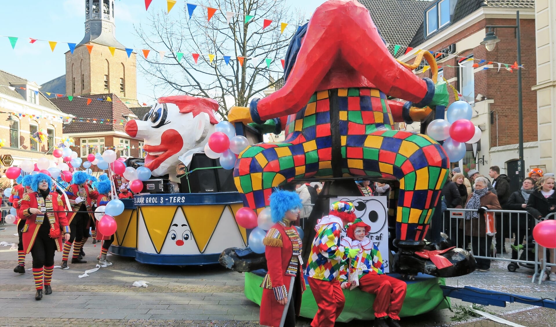 Een beeld van de Grolse carnavalsoptocht in 2018, die toen ook door Omroep Gelderland rechtstreeks werd uitgezonden. Foto: Theo Huijskes