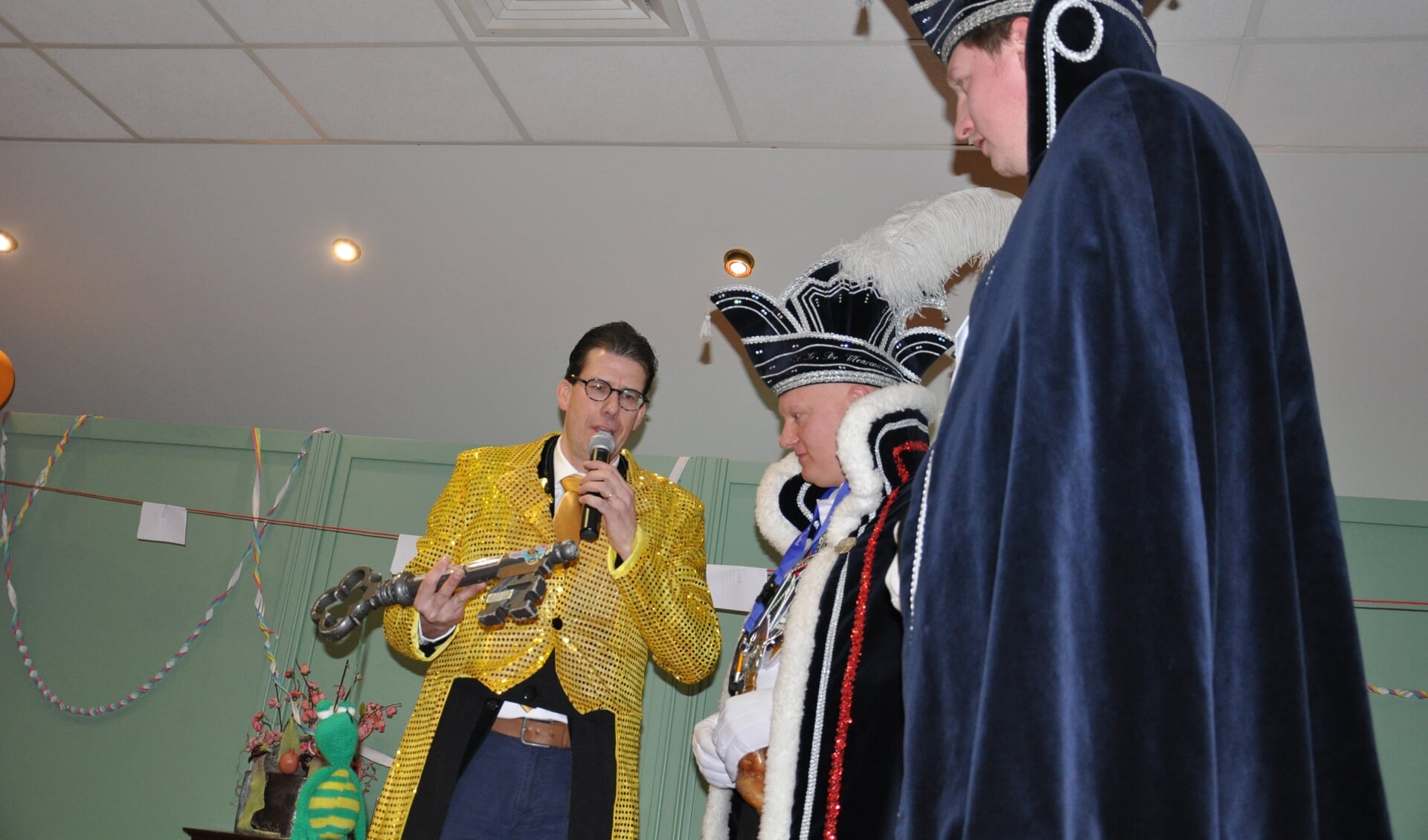 Burgemeester Joost van Oostrum overhandigt de sleutel van Berkelland aan Prins Jos. Foto: Sandra Baas