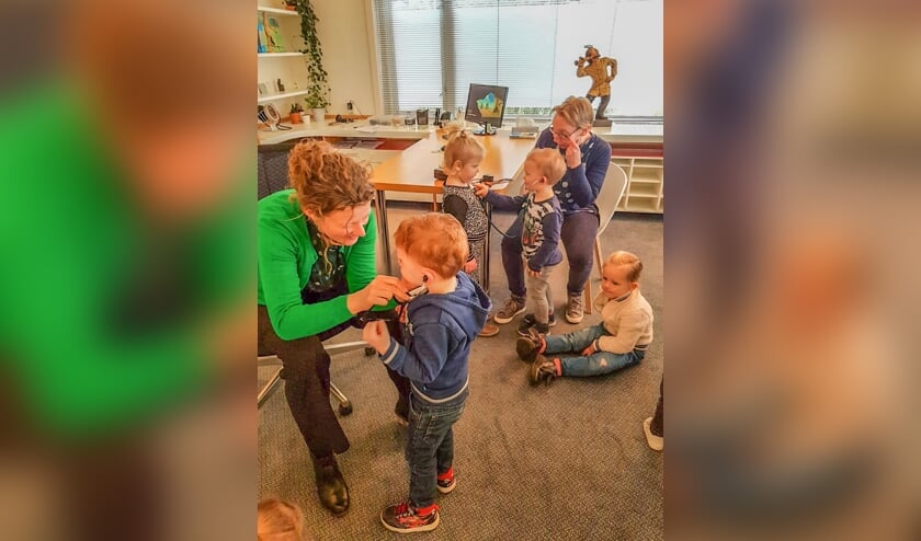 De dokter luistert met de stethoscoop naar peuterhartjes. Foto: PR