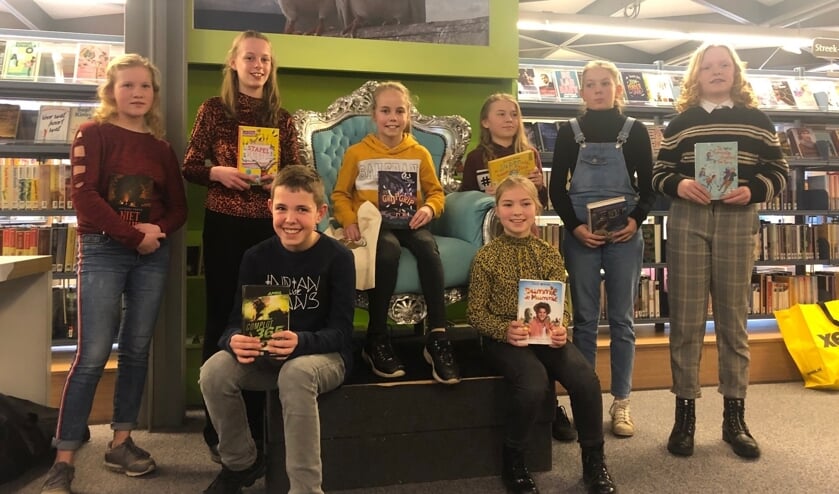 Vlnr achterste rij Kirsten Goldewijk, Famke Adema, Mirte Krabbenborg, Meike Hallers, Mirthe Meekes en Ruth Klein Goldewijk. Vooraan Tim Domhof en Bibi Steentjes.