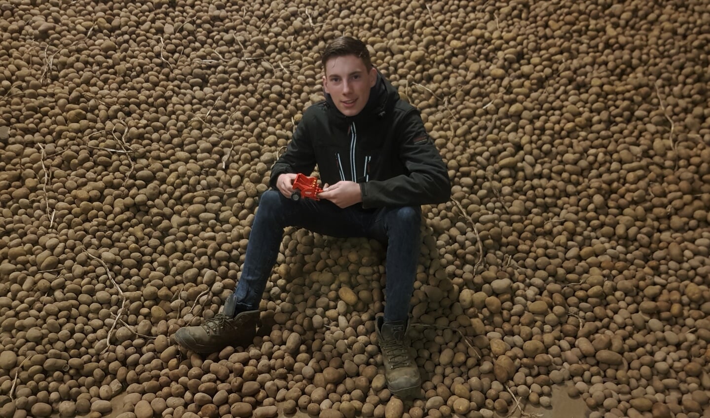 Bas Beuwer bouwde een aardappelpoter in het computerspel Farming Simulator. Als kind speelde hij met een schaalmodel. Foto: Alice Rouwhorst