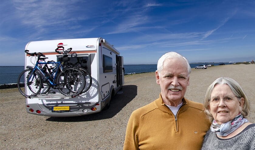 Mike en Loes Bisschops uit Lochem met hun camper op de Maasvlakte. Eigen foto.