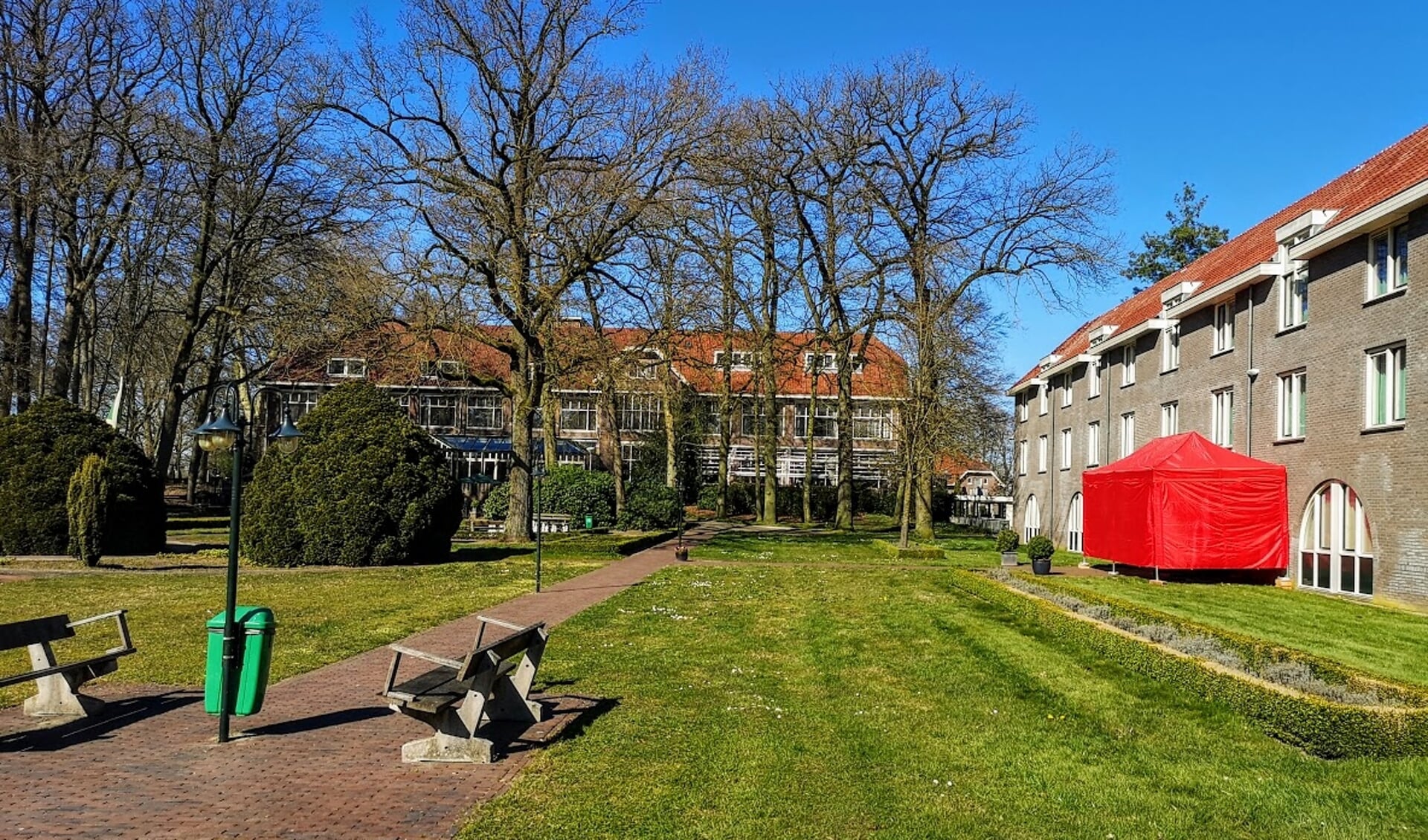 Het gebouw Berkelstede (rechts) is ingericht voor de opvang van coronapatiënten. Op de achtergrond het centrale gebouw van Hotel Landgoed Ehzerwold. Foto: Henri Bruntink