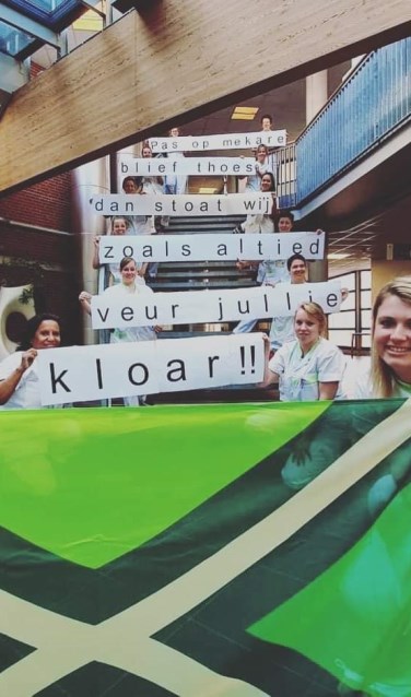 SKB verpleegkundigen in de hal van het ziekenhuis met hun boodschap. Foto: SKB