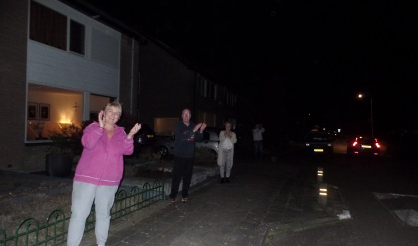 Door een aantal bewoners van de Garvelinkkampweg werd er enkele minuten spontaan geapplaudisseerd voor de zorgmedewerkers. Foto: Jan Hendriksen.